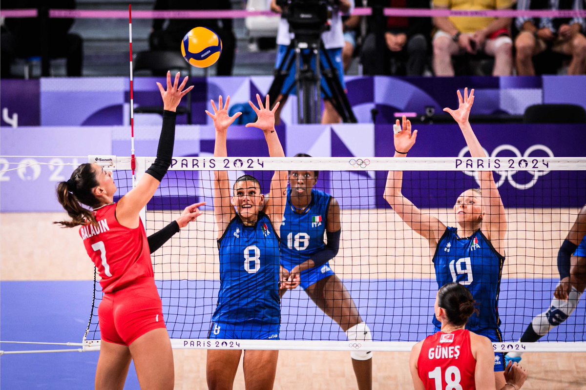 4141sport's tweet photo. 😔 İkinci seti de İtalya alıyor: 25-19

🇹🇷 Türkiye 0-2 İtalya 🇮🇹

Haydi kızlar! Geri dönüş zamanı!

#FileninSutanları #OlympicGames https://t.co/Hm06gB5OvG