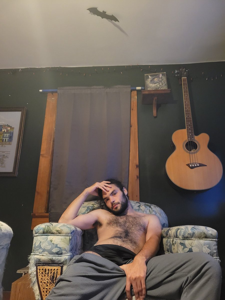 dame_cook's tweet photo. just trying to get comfy 🤭💪

i took a few more pics too, maybe I'll post them if i get some likes+rts! https://t.co/n3iwTlqXGt