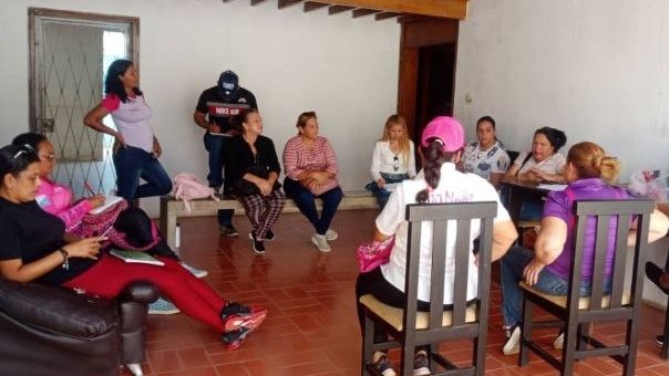 #Inamujer | Los equipos estadales se mantienen presentes en los municipios de todo el territorio nacional realizando actividades basadas en la prevención y erradicación de la violencia de género en  #Caracas , #LaGuaira y #Sucre.

#PuebloSonrienteYEnPaz 
<a href="/NicolasMaduro/">Nicolás Maduro</a>