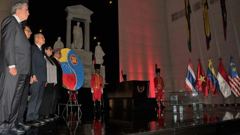 #Entérate📢Países ASEAN en Caracas ofrendan a Bolívar en su 57° aniversario

Más información ⬇️
👁 tinyurl.com/5n6sykpe

#Guárico
#PuebloSonrienteYEnPaz 🇻🇪
#GuáricoProduce