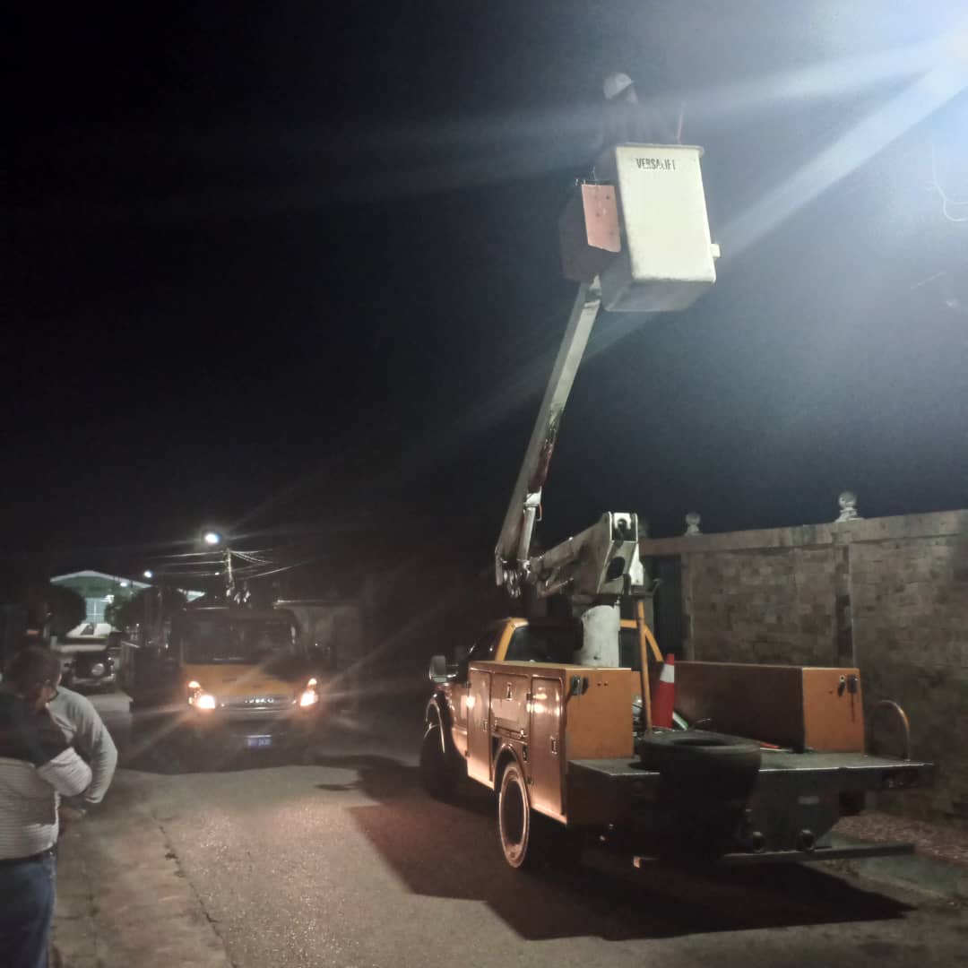 #Ahora Gracias al Pdte. <a href="/NicolasMaduro/">Nicolás Maduro</a> y a la gerencia de Corpoelec Nueva Esparta, estamos sustituyendo un transformador dañado por uno nuevo en la Urb. Lomas del  Griego en La Vecindad.