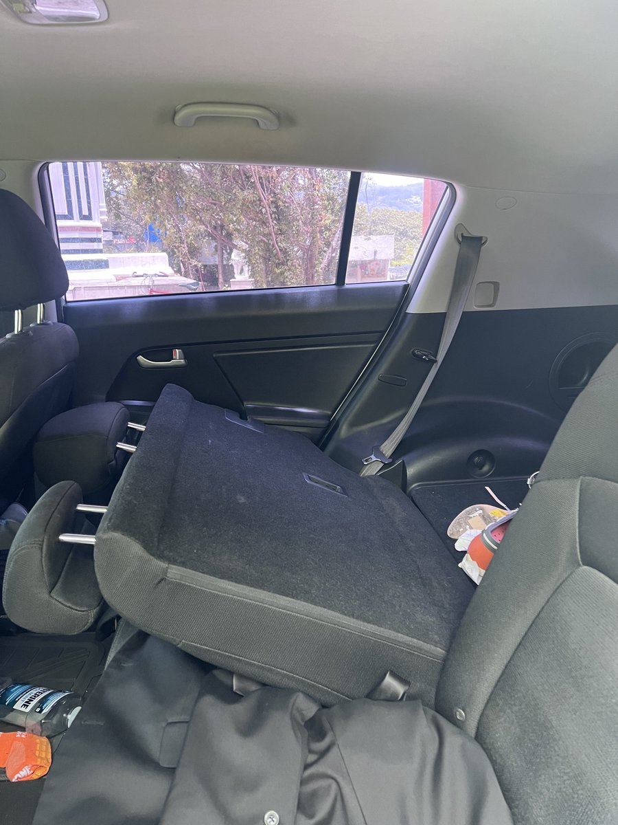 s_mafer30's tweet photo. Hoy Fuimos victimas, de un robo. En Cementerio la Villa, nos abrieron el carro mientras estábamos en duelo, se llevaron la compu, mochila, buffer y muchas cosas más. 

Éramos la única familia alli + https://t.co/ySs5vDtuu1