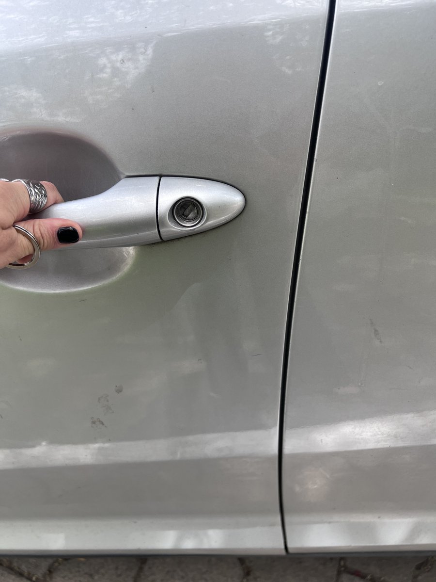 s_mafer30's tweet photo. Hoy Fuimos victimas, de un robo. En Cementerio la Villa, nos abrieron el carro mientras estábamos en duelo, se llevaron la compu, mochila, buffer y muchas cosas más. 

Éramos la única familia alli + https://t.co/ySs5vDtuu1