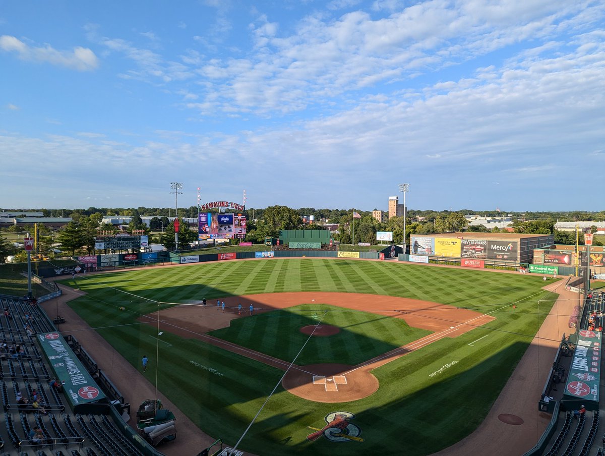 SteveGranado's tweet image. It's a perfect night in the Ozarks! Filling in for Alex Jensen tonight as Cards #1 prospect Tink Hence returns to the mound after dazzling in his last two

I catch up with Springfield closer Matt Svanson on the pregame

📻 bit.ly/SPRradio
📺 (Free) applink.ballylive.app/?fbclid=PAZXh0…