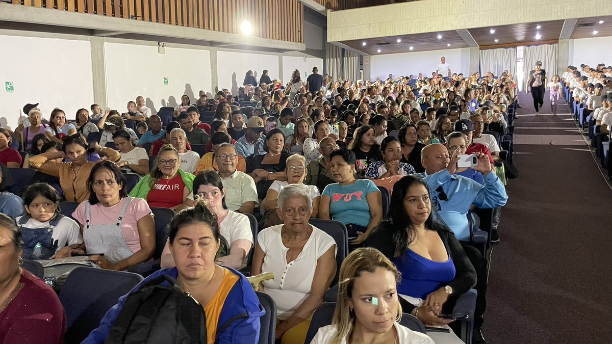 🌊⚓️ ¡Bienvenidos a la gran familia Naval! Hoy, 8 de agosto de 2024, recibimos a nuestros nuevos aspirantes a cadetes en la Academia Militar de la Armada Bolivariana, única en el mundo que enseña el amor a la Patria. ¡Adelante, jóvenes! 🇻🇪💪 #FamiliaNaval #Compromiso