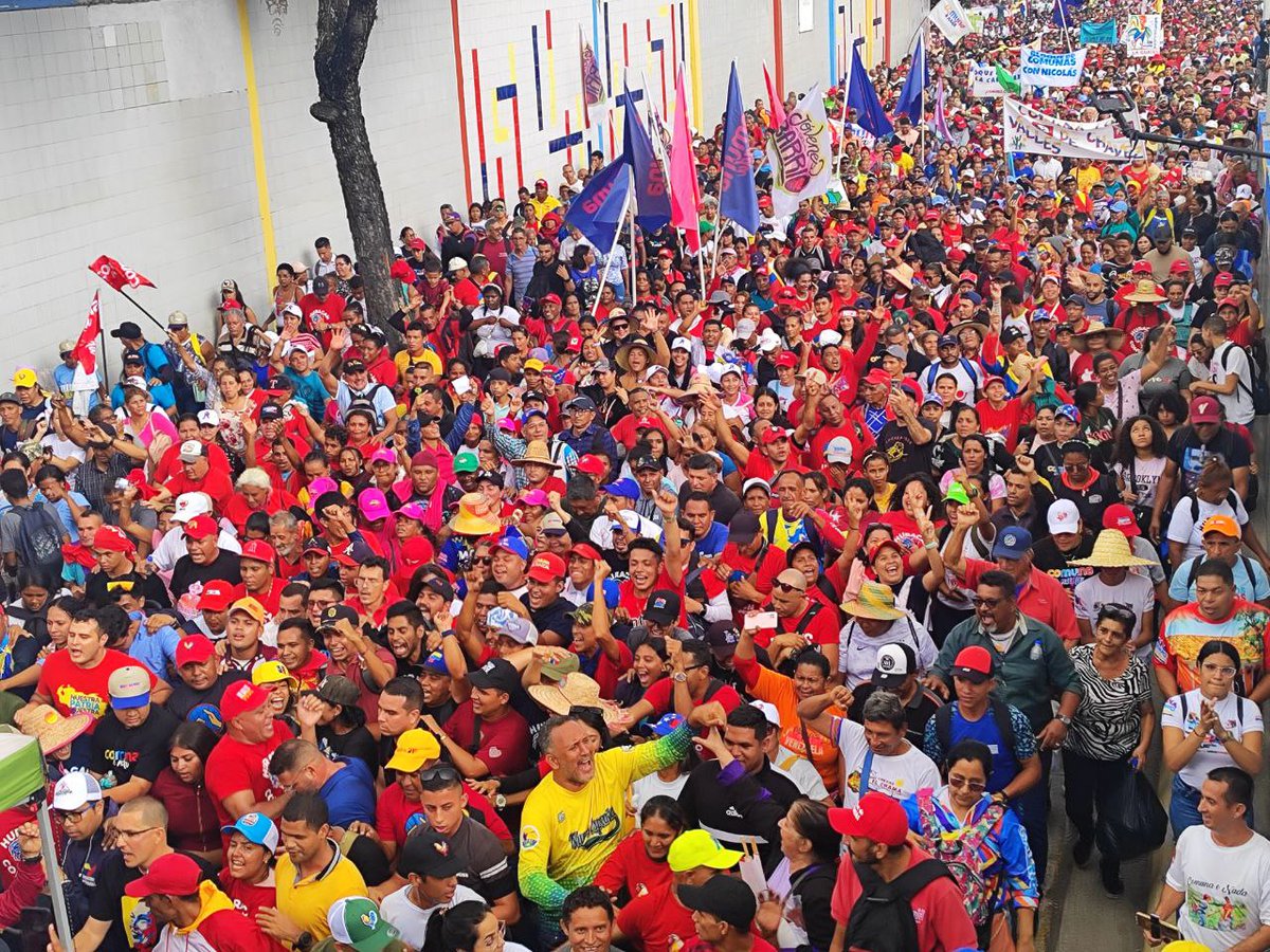 Las comunas venezolanas protagonizaron hoy #8Agos una descomunal movilización en #Caracas convocada por el comunero y ministro <a href="/AngelPComuna/">Comunero Angel Prado</a> para demostrar su apoyo a la Revolución Bolivariana y al Presidente <a href="/NicolasMaduro/">Nicolás Maduro</a> #ComunaONada