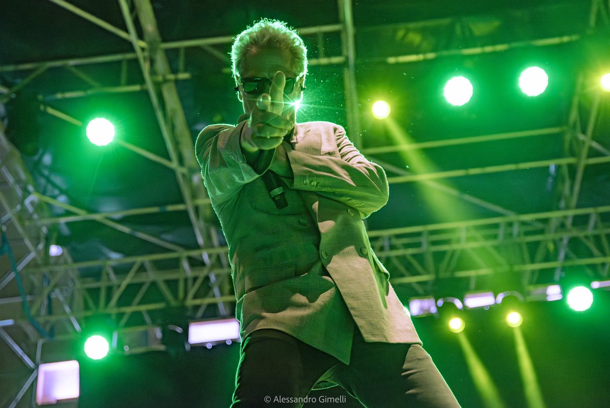 Stasera ho avuto la fortuna di poter stringere la mano a <a href="/GazeboOfficial/">Gazebo</a> e di assistere a un suo set durante un concerto a Loano e gli ho scattato una delle fotografie più belle che ho fatto quest’anno e a cui rimarrò per sempre legato #musica #ilikechopin #gazebo #italodisco