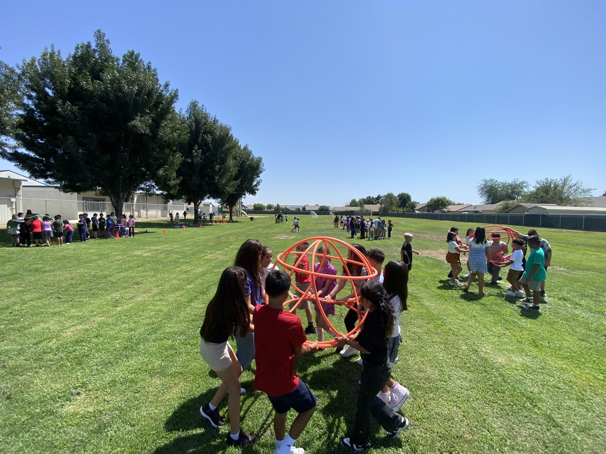 JustinYag3r's tweet photo. Ss working on their teamwork on day 1 in PE. #burtonexperience #scamathew https://t.co/GNvPTesO1I