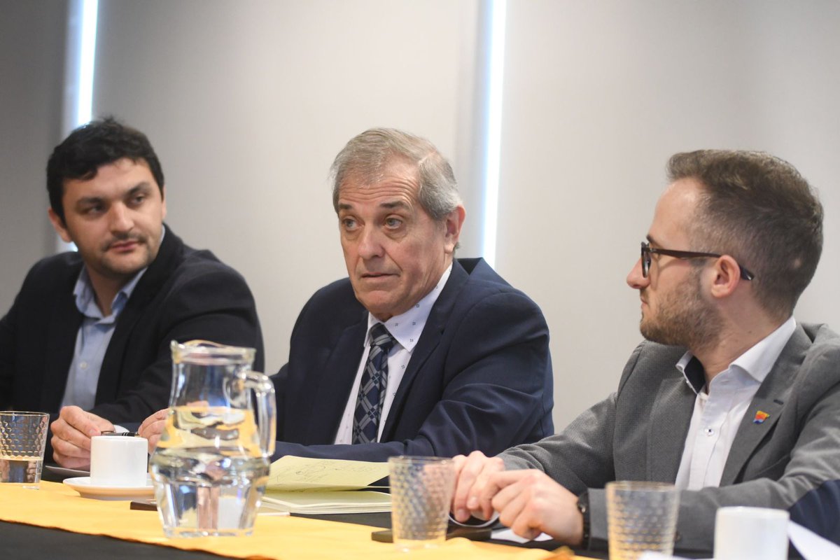 nicolasgzarate's tweet image. 📢 Paritaria docente en Chubut: Presentamos una nueva oferta con más del 20% de aumento en 4 meses, mejoras en zona geográfica y un adicional para auxiliares de educación.
El diálogo con los gremios sigue abierto y se definirá el martes 15 de agosto. #ParitariasDocentes #Chubut