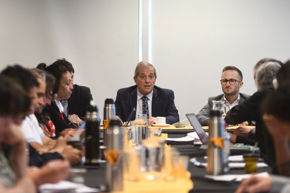 nicolasgzarate's tweet image. 📢 Paritaria docente en Chubut: Presentamos una nueva oferta con más del 20% de aumento en 4 meses, mejoras en zona geográfica y un adicional para auxiliares de educación.
El diálogo con los gremios sigue abierto y se definirá el martes 15 de agosto. #ParitariasDocentes #Chubut