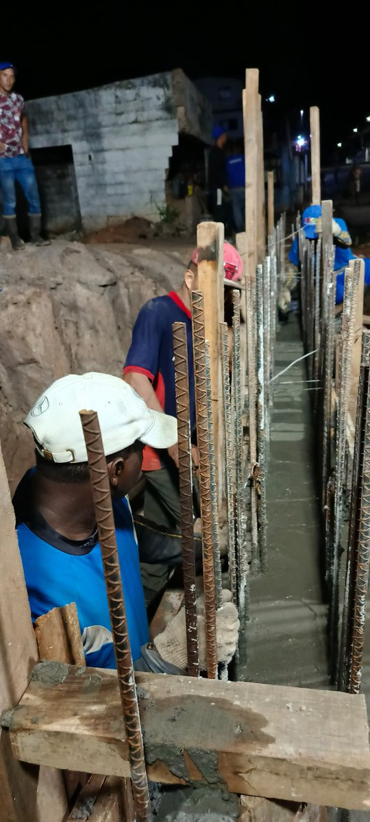 Sergio Hernandez (@comandosergioh) on Twitter photo Los equipos realizaron el vaciado de concreto para el muro de contención y así seguir revitalizando el puente de Los Coquitos en la parroquia Catedral en Ciudad Bolívar #PuebloSonrienteYEnPaz 🇻🇪 <a href="/NicolasMaduro/">Nicolás Maduro</a> Los equipos realizaron el vaciado de concreto para el muro de contención y así seguir revitalizando el puente de Los Coquitos en la parroquia Catedral en Ciudad Bolívar #PuebloSonrienteYEnPaz 🇻🇪 <a href="/NicolasMaduro/">Nicolás Maduro</a>
