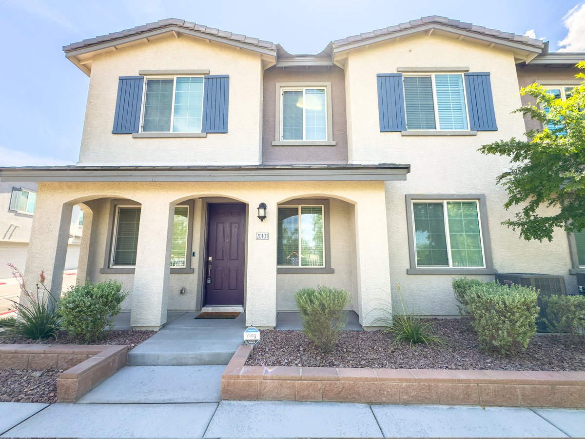 AlmaBanksEXP's tweet photo. #everyonefollowers Click the link below for the virtual tour: 3-bed/3-bath townhouse w/ 2 car-garage for $375K: 965 Nevada State Dr., Henderson, NV https://t.co/iVNv8r07fZ https://t.co/gqP8LTvUtb