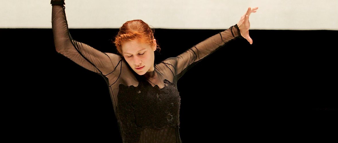 𝘚𝘪𝘮𝘱𝘭𝘦 𝘎𝘪𝘧𝘵𝘴: 𝘚𝘩𝘢𝘬𝘦𝘳 𝘊𝘩𝘢𝘯𝘵𝘴 𝘢𝘯𝘥 𝘚𝘱𝘪𝘳𝘪𝘵𝘶𝘢𝘭𝘴 connected The Boston Camerata with <a href="/TeroSaarinenCo/">Tero Saarinen Company</a> in the early 2000s, leading to 𝘉𝘰𝘳𝘳𝘰𝘸𝘦𝘥 𝘓𝘪𝘨𝘩𝘵. Dance and music come together in this stark, powerful production based on Shaker songs.