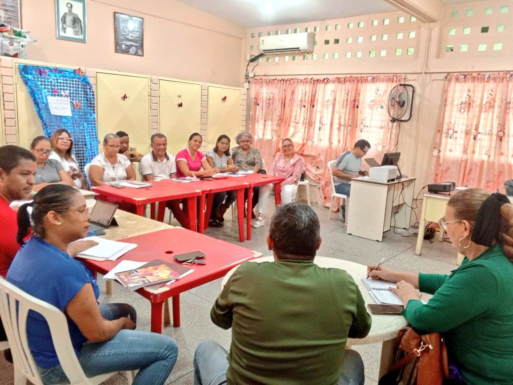 Autoridad Única en Educación <a href="/LeiraSuarezPsuv/">LeyraSuarezPsuv</a> sostuvo encuentro con la estructura de los CDCE y nuevos ingresos de los Municipios Lamas y Mariño en el marco de la agenda de trabajo año escolar 2024-2025. 

#PuebloSonrienteYEnPaz 
<a href="/NicolasMaduro/">Nicolás Maduro</a> 
<a href="/_LaAvanzadora/">Yelitze Santaella</a> 
<a href="/MPPEDUCACION/">MPPEDUCACION</a>