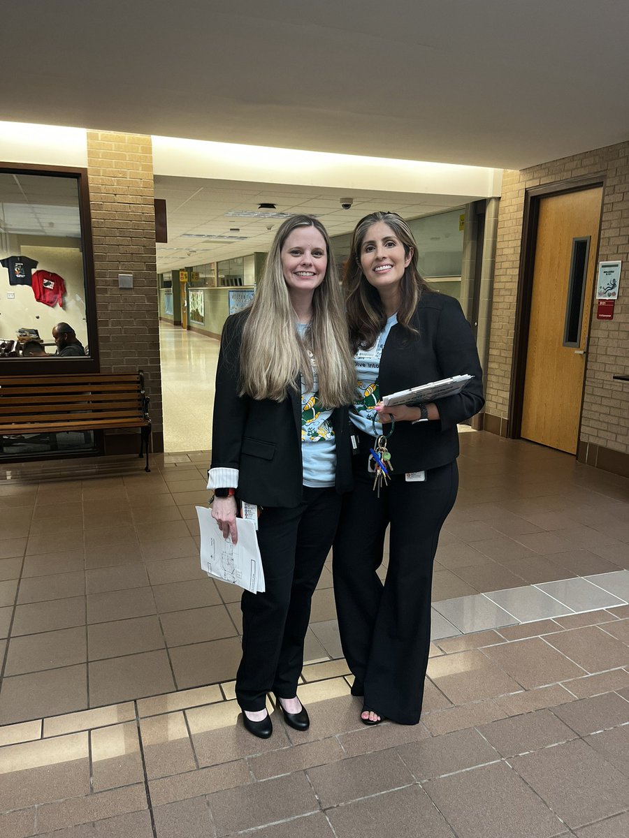 Ruth_Kacz's tweet photo. One of my favorite times of the year! Welcome to #DeepDivingIntoLearning @Youens_Gators #MeetandGreet @Alief_Fame https://t.co/W3cyBHivaq