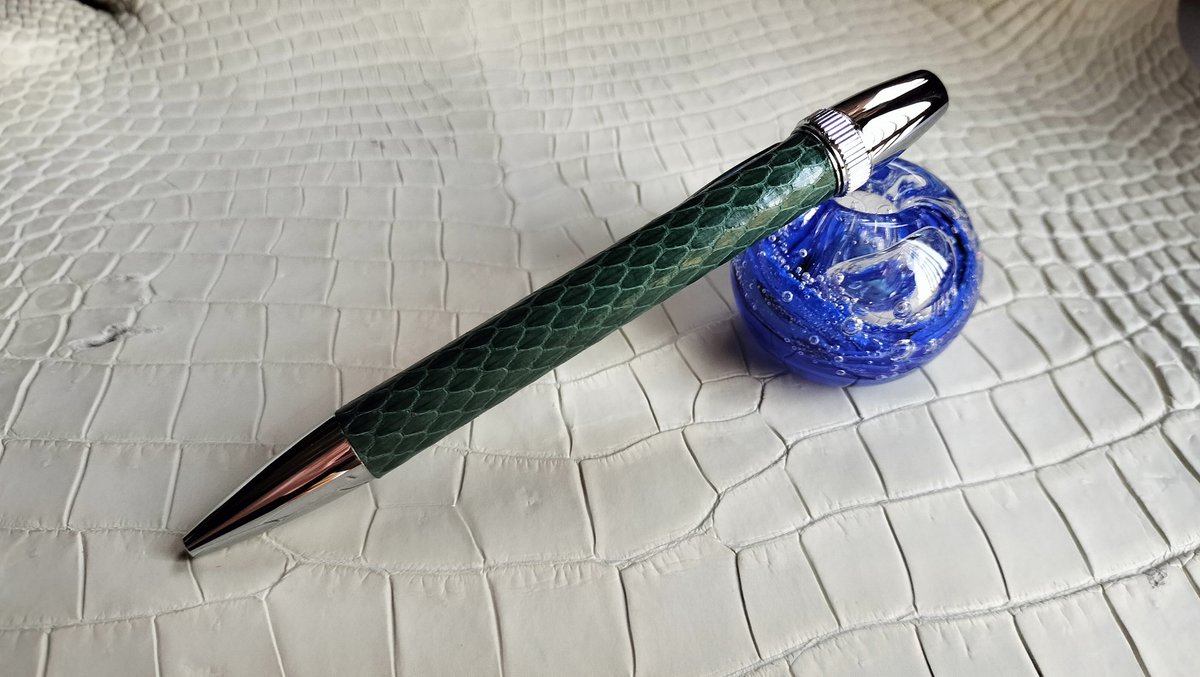 penmodeJP's tweet photo. 青龍ボールペン（蛇革）は、高級感と優れた書き心地が特徴の一本です。蛇の革を使用したボディは、しなやかで上質な手触り。天然の鱗による美しいパターンが特徴です。

https://t.co/iRAWc9KMN5 https://t.co/rQw7Ld6GI5
