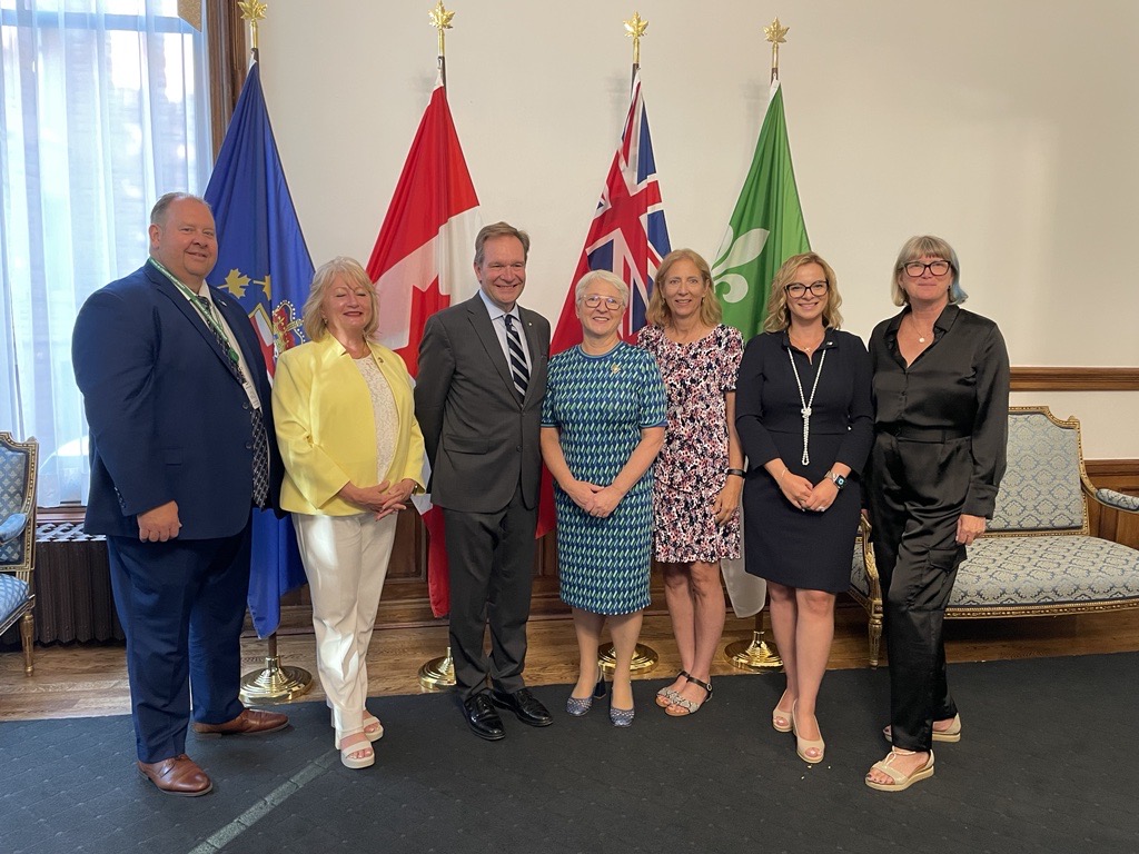 Ravie, la lieutenante-gouverneure de l’Ontario donnait le coup d’envoi de la 39e Session de l’Assemblée régionale Amérique de l’Assemblée parlementaire de la Francophonie. Son Honneur a souligné l’apport indispensable de l’immigration francophone pour renforcer le rayonnement de