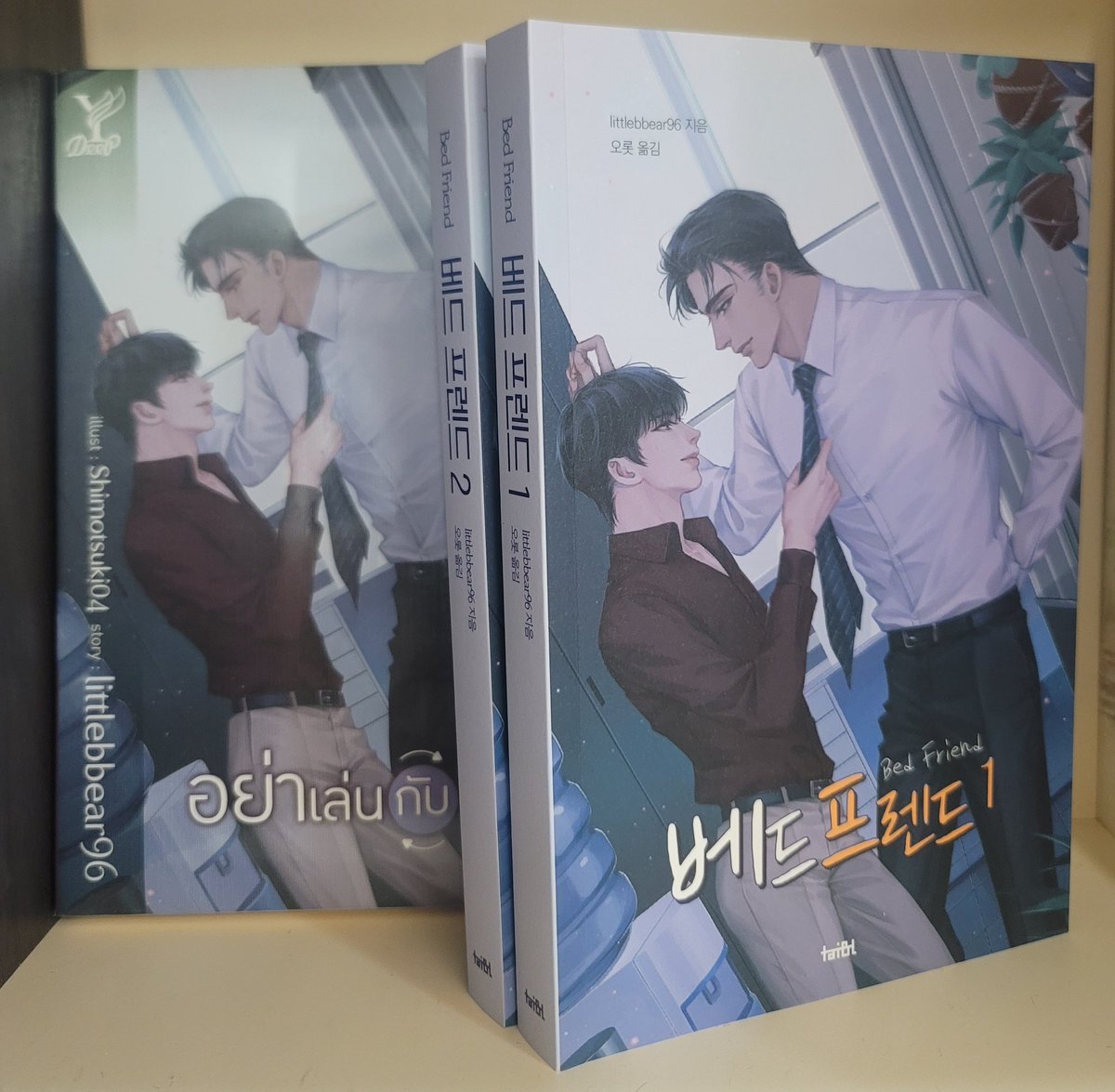 <a href="/TaiBL_novel/">테이블(TaiBL)</a> 님... 
저 소원이 하나 생겼습니다..
킹×으아, 마이×제이드.... 
외전도 내주시면 안될까요?! 
어제 책장 정리하며 든 생각은 역시....
외전...♡ <a href="/Orot_ome09/">오롯(Orot)</a> 님♡ 외전♡ 
♡For the Love of us♡
#베드프렌드 #미들맨즈러브