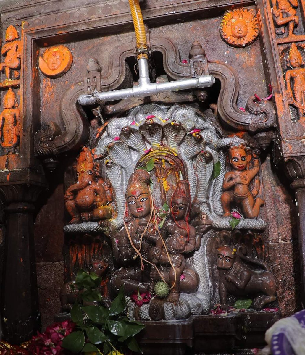 DrMohanYadav51's tweet photo. श्री #महाकालेश्वर मंदिर के शीर्ष पर स्थित एवं वर्ष में एक बार नाग पंचमी के पावन पर्व पर खुलने वाले भगवान #नागचंद्रेश्वर मंदिर के पट परंपरानुसार रात 12 बजे खोले गए। 

नागचंद्रेश्वर महादेव की कृपा सभी पर सदैव बनी रहे।
#NagaraPanchami https://t.co/Lur1TJbW2N