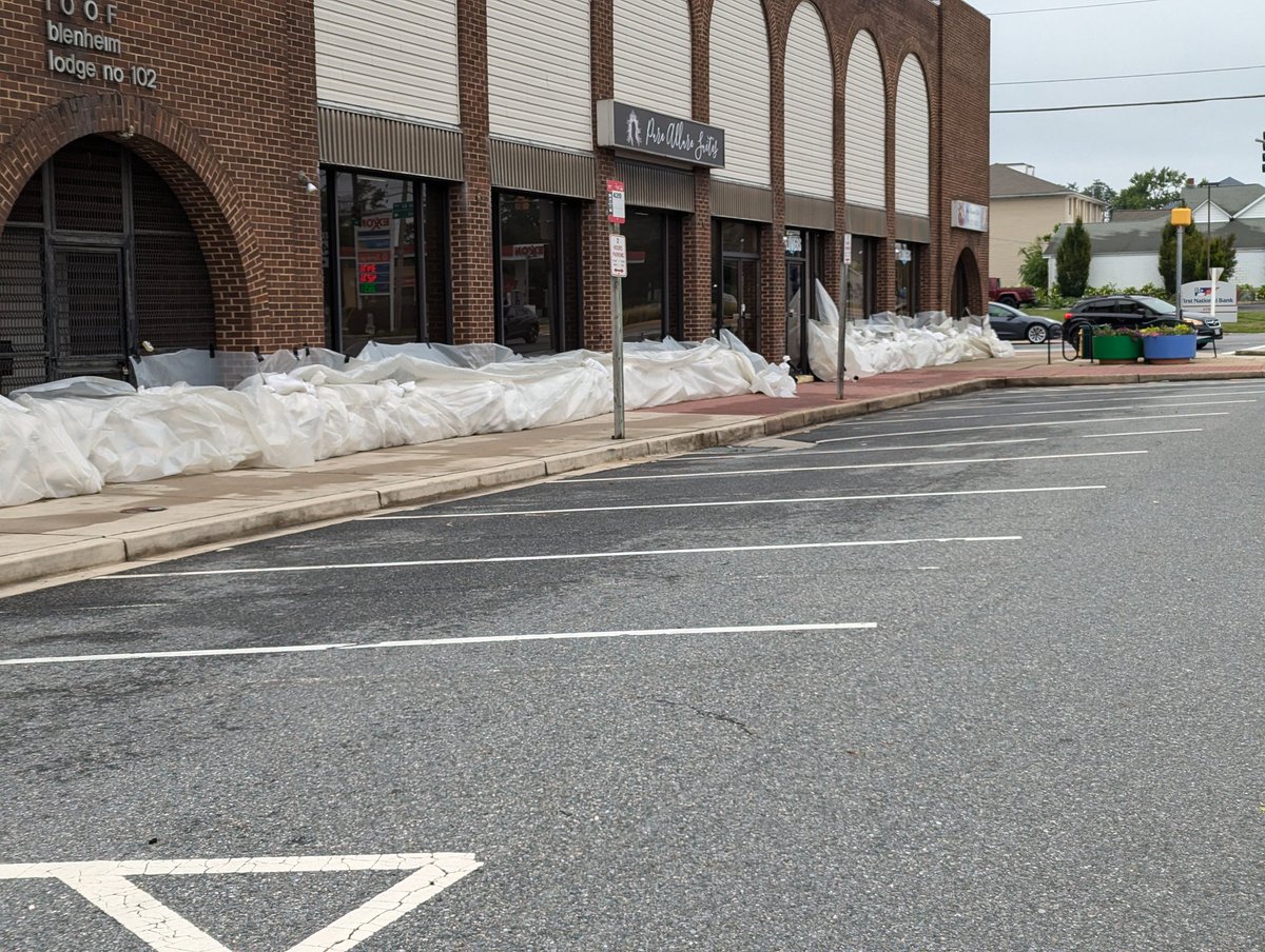 PatrickMcGrady's tweet photo. In order to try to limit damage, crews from City of Aberdeen and Maryland State Highway Administration -- Churchville Office, and Horne Concrete helped to put more than 30 tons of sand in more than 1500 bags all around the two buildings. https://t.co/X9Jx4vrJo5