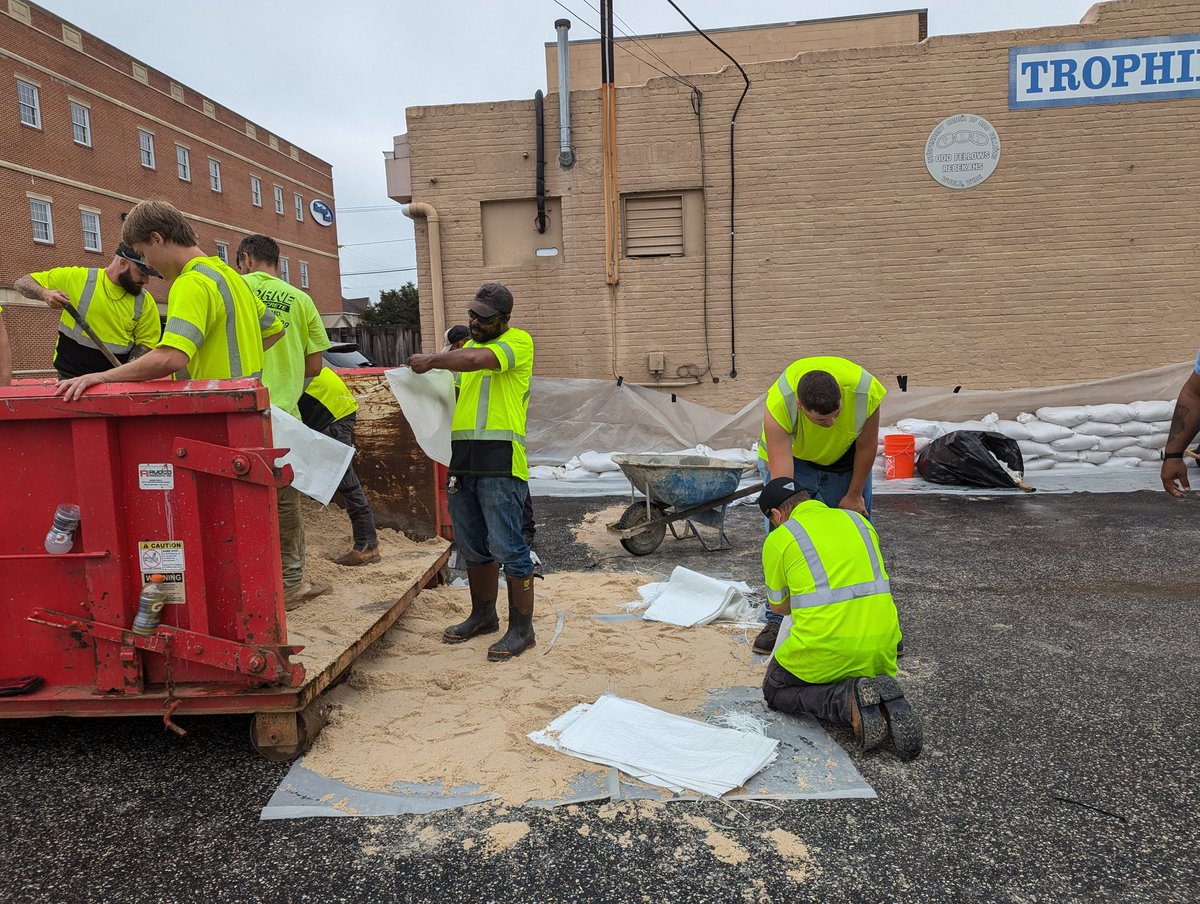 PatrickMcGrady's tweet photo. In order to try to limit damage, crews from City of Aberdeen and Maryland State Highway Administration -- Churchville Office, and Horne Concrete helped to put more than 30 tons of sand in more than 1500 bags all around the two buildings. https://t.co/X9Jx4vrJo5