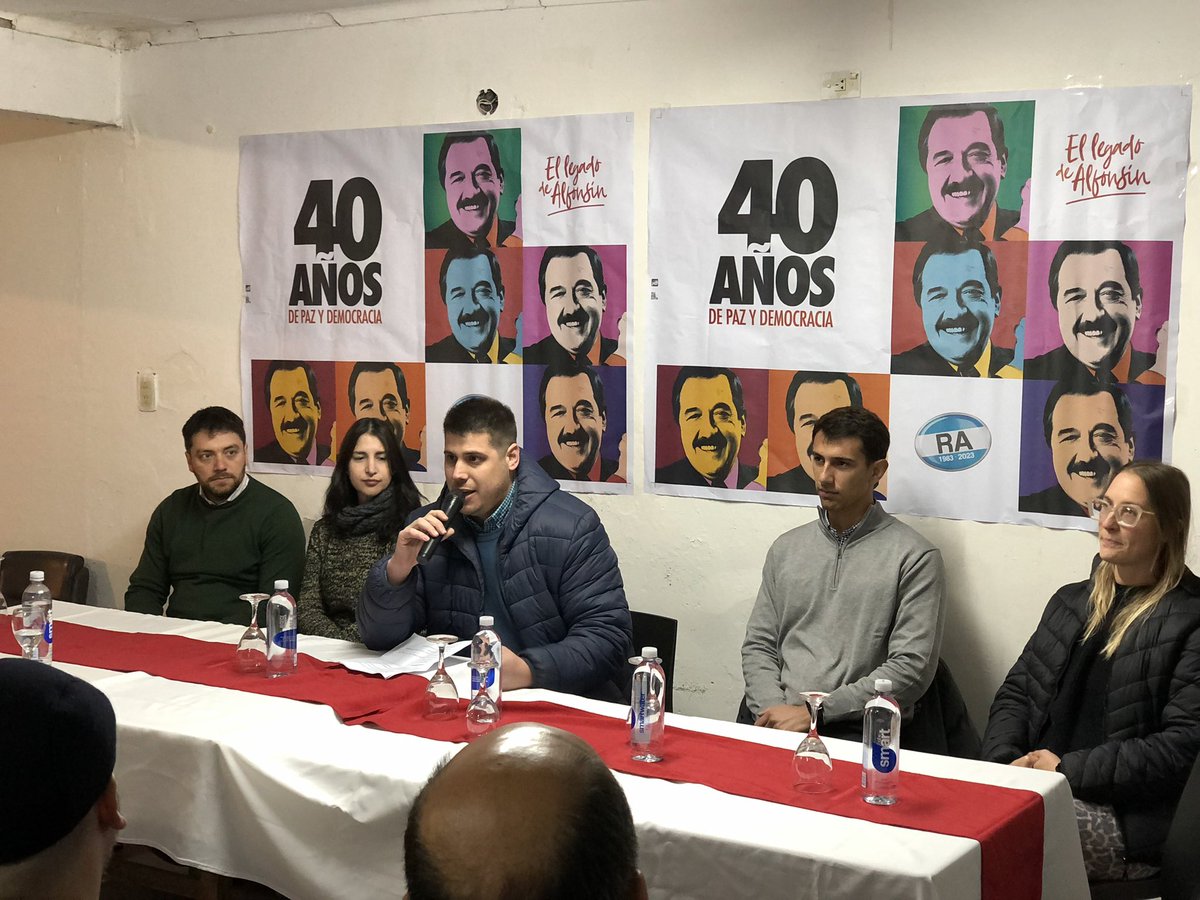 suarezcarlitos's tweet photo. #UCR 🙌🏻Asumieron las nuevas autoridades de la seccional 7ma #santafe
Felicitaciones a @EmiKoppl y a la nueva mesa de conducción! Adelante radicales! 🇮🇩🇮🇩 https://t.co/J7XOAEHzLt