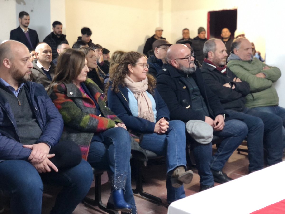 suarezcarlitos's tweet photo. #UCR 🙌🏻Asumieron las nuevas autoridades de la seccional 7ma #santafe
Felicitaciones a @EmiKoppl y a la nueva mesa de conducción! Adelante radicales! 🇮🇩🇮🇩 https://t.co/J7XOAEHzLt