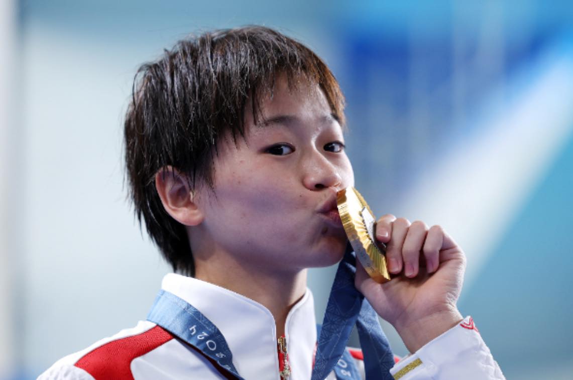 巴黎奧運會場上，台灣選手的精彩表現成為了台灣媒體的最大話題。但有很多所謂的統派媒體，一直把焦點集中在中國的跳水運動員全紅嬋身上，把她當作本屆奧運會場上最耀眼的明星追捧。當然，全紅嬋的人生有很多傳奇色彩。出身貧寒；從小進入體育學校刻苦練習跳水；最大的願望是得金牌用獎金給媽媽治病。