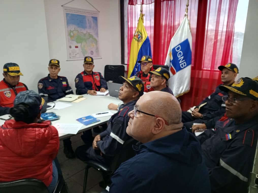 #8Ago Siguiendo instrucciones del A/J <a href="/CeballosEnLinea/">Remigio Ceballos Ichaso.</a>, y del Almirante Juan Carlos Oti, Viceministro de Gestión de Riesgo. El Primer General <a href="/CarlosR58566170/">Carlos Rodriguez</a> realiza videoconferencia con los jefes de REDAN, ZOEDAN y Primeros Comandantes de todas las especialidades,