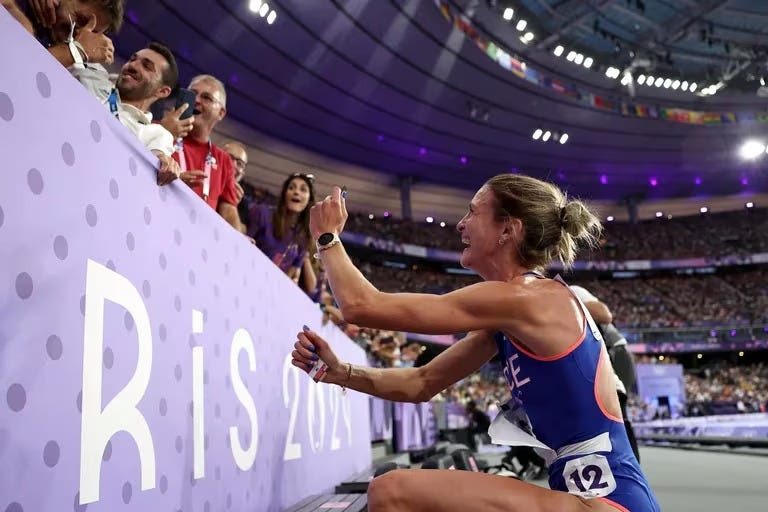 beta7050's tweet photo. -Infobae. Rompió un récord en 3000m con obstáculos y sorprendió a su novio con la propuesta de matrimonio: “El amor está en París”,tras competir en París 2024. Alice Finot sorprendió a su pareja /Getty Images) https://t.co/CID4mkrkPC