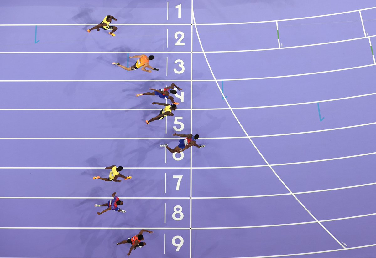 WorldAthletics's tweet photo. 18 in a row ‼️

🇺🇸's @Flaamingoo_ has won every race he's lined up in this year.

He adds his first Olympic gold to his medal collection 🙌

#Paris2024 #Olympics https://t.co/OfV3rUX4XQ