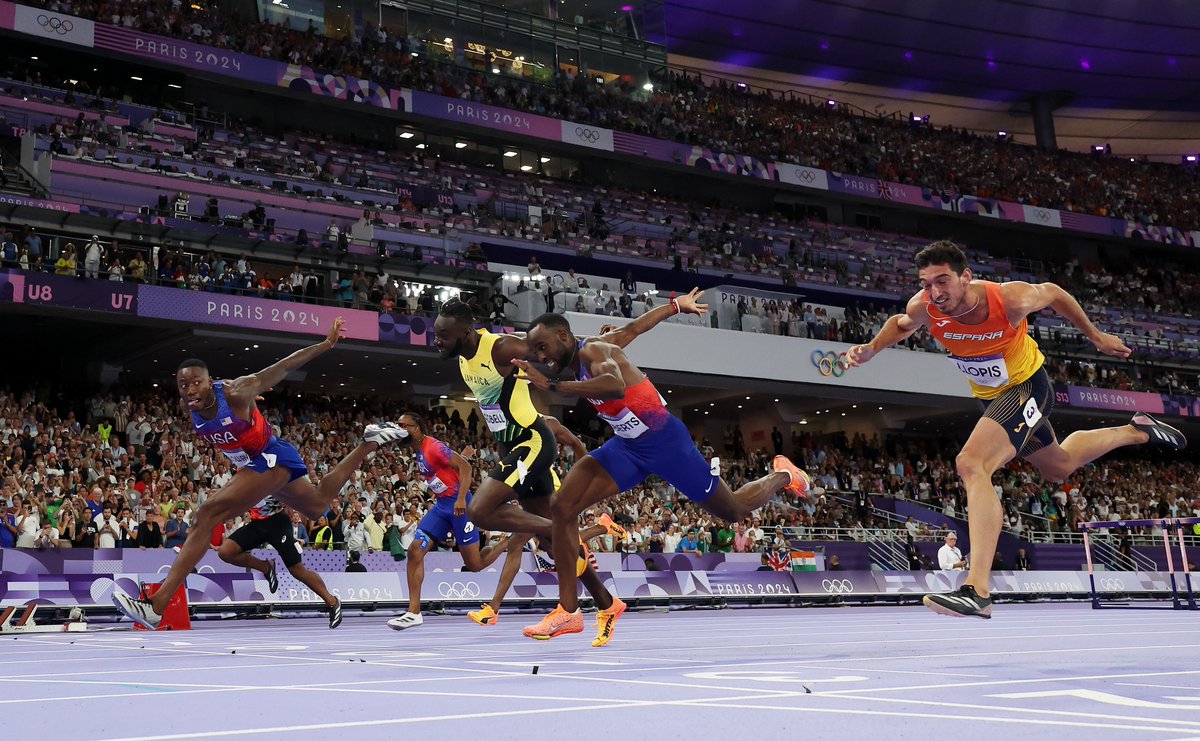WorldAthletics's tweet photo. 18 in a row ‼️

🇺🇸's @Flaamingoo_ has won every race he's lined up in this year.

He adds his first Olympic gold to his medal collection 🙌

#Paris2024 #Olympics https://t.co/OfV3rUX4XQ