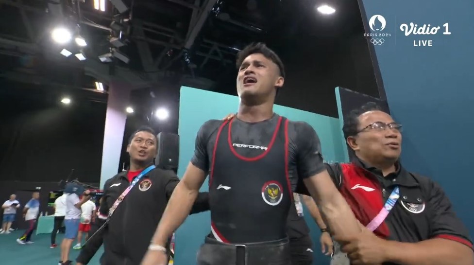 ainurohman's tweet photo. Saat Shi Zhiyong🇨🇳 gagal melakukan angkatan clean and jerk pertama, Rizki tetap tenang, melakukan tugasnya dgn baik, membuktikan diri sbg lifter dgn teknik clean and jerk terbaik di dunia pada kelas 73kg. 

Saat Shi gagal di kesempatan 2 dan 3 dan DNF, Rizki tidak menyia2kan kesempatan di depan mata untuk meraih emas sekaligus mencatat rekor besar, REKOR OLIMPIADE BARU. 

Catatan Shi yg back-to-back emas di Olimpiade Rio dan Tokyo berakhir. Selamat datang RIZKI JUNIANSYAH!!!!!