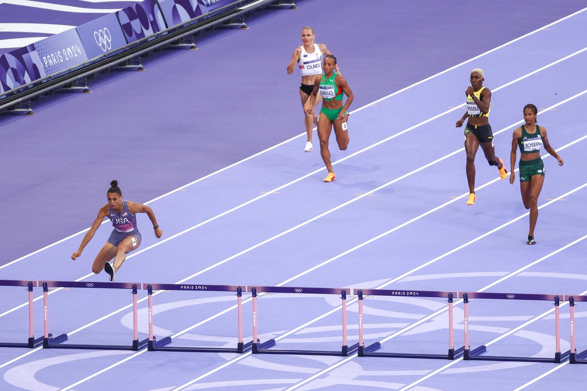 Sydney McLaughlin-Levrone earned gold in the women's 400m hurdles, setting a new world record of 50.37 🥇

In case that isn't impressive enough, that time would've qualified her for the semifinals of the 400m WITHOUT HURDLES 😳