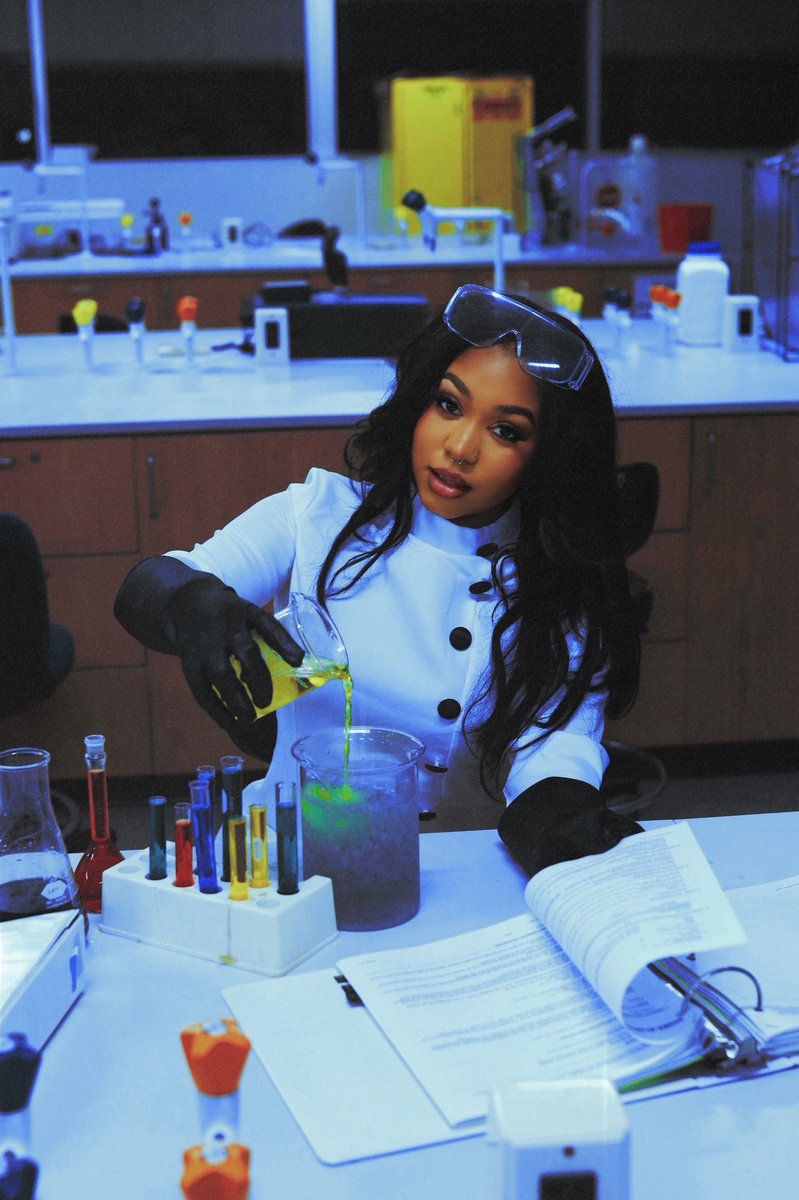 Kelsie_camia's tweet photo. On this episode of Breaking Grad🧪⚗️

Kelsie Camia Signing out ✌🏽 

B.S. in Chemistry w/ Forensic Science Focus

#hbcugrad  #pvamu https://t.co/2sezcedPwW