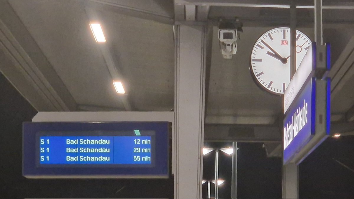 Unsauberer 20-Minuten-Takt ist auch so ein S-Bahn Dresden Klassiker.
Nur welcher Zug wieviel zu spät ist, verrät die Anzeige nicht. Hier haben wir +27, +14 und +10.