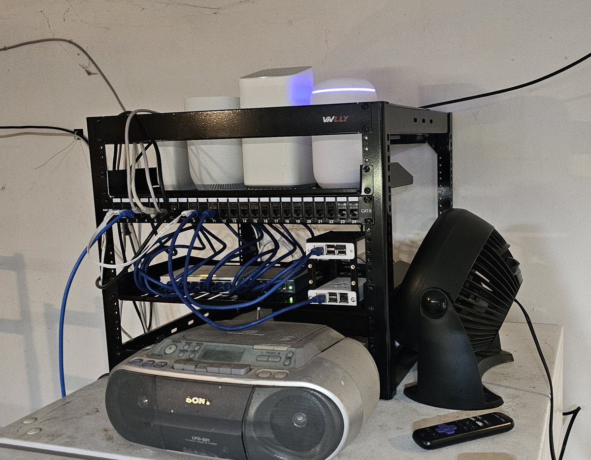 PacificNWComput's tweet image. It&apos;s a start! 
#homenetwork #homenetworking #ubiquiti #networkrack #network #Networking #organization #organized #homelab #diy #raspberrypi #proxmox
