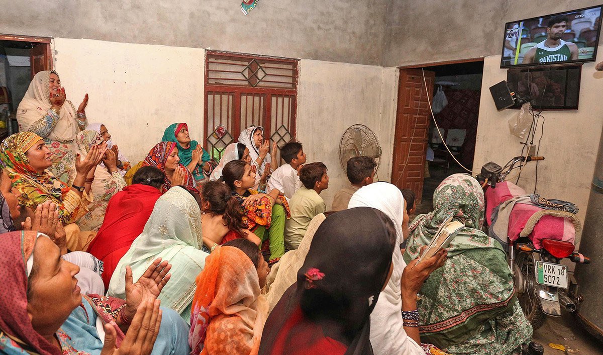 ShahramAzhar's tweet photo. “But women are not interested in sports”

“But what can sports do for poor people?”

“But what do rural people know about global sports?”

Answer: 🤫 
#ArshadNadeem https://t.co/zmeIC7X5IT