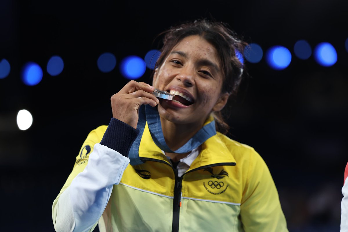 ECUADORolimpico's tweet photo. PREMIACIÓN 

Lucía Yépez recibe su medalla de PLATA 🥈 alcanzada en la división 53 kg de la lucha libre femenina en los Juegos Olímpicos #Paris2024 

🥇Akari Fujinami 🇯🇵
🥈Lucía Yépez 🇪🇨
🥉Qianyu Pang 🇨🇳
🥉Hyo Gyong Choe 🇰🇵 https://t.co/tTMVhl2zdV