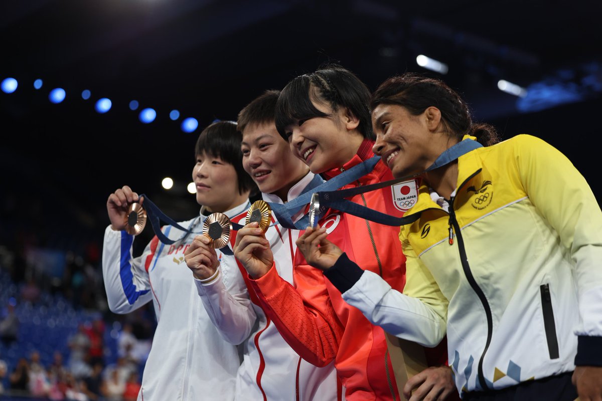 PREMIACIÓN 

Lucía Yépez recibe su medalla de PLATA 🥈 alcanzada en la división 53 kg de la lucha libre femenina en los Juegos Olímpicos #Paris2024 

🥇Akari Fujinami 🇯🇵
🥈Lucía Yépez 🇪🇨
🥉Qianyu Pang 🇨🇳
🥉Hyo Gyong Choe 🇰🇵