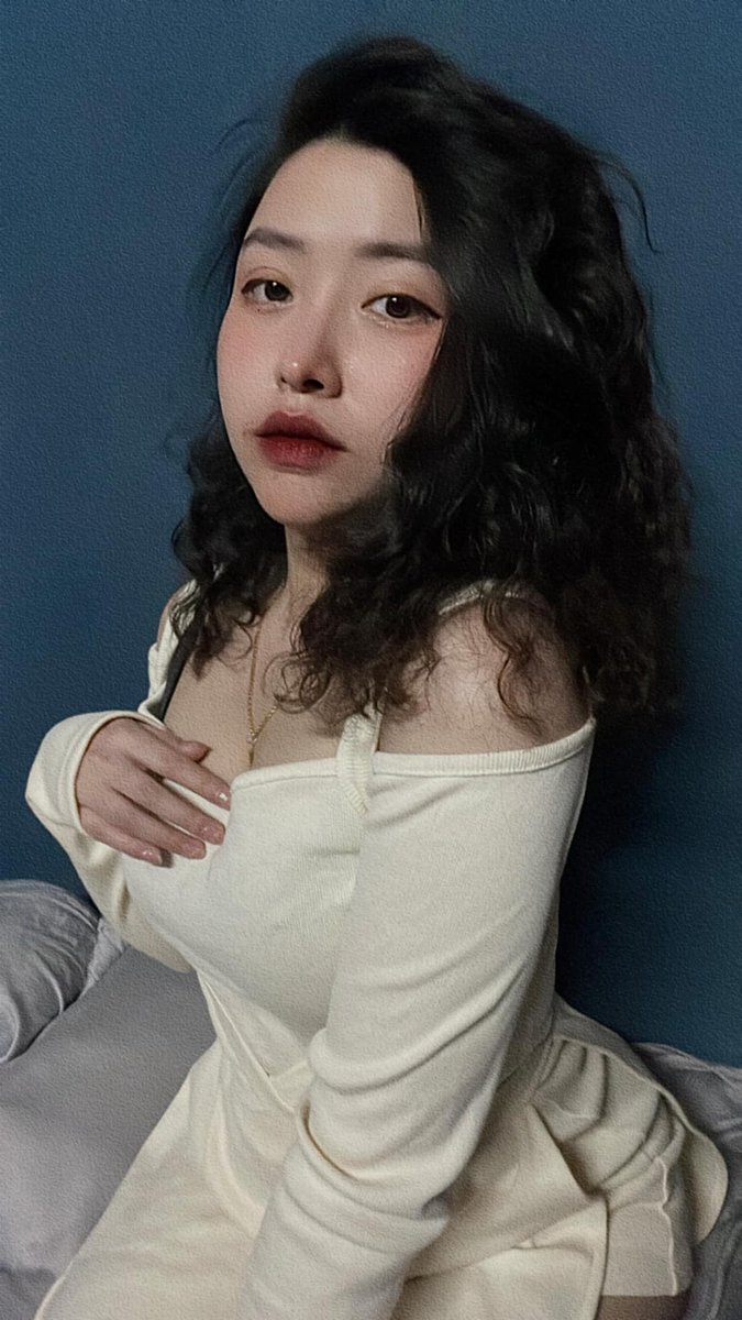 BestQuotes1's tweet image. Calatheas have unique leaf patterns and thrive in humid environments.