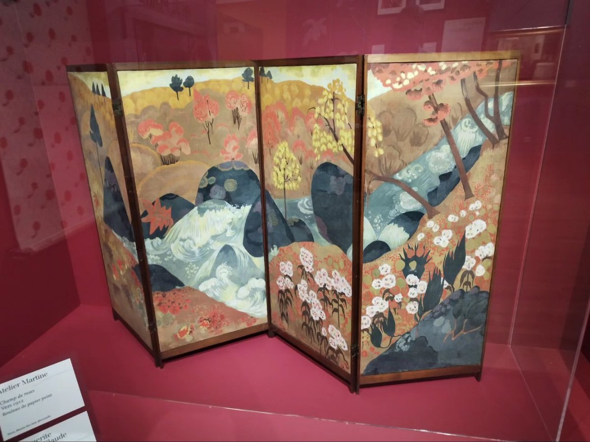 museepontaven's tweet photo. Une raison pour visiter l'exposition "Femmes chez les Nabis, de fil en aiguille"? Découvrir le paravent réalisé par Marguerite Sérusier, prêt du @MuseeOrsay en écho au paravent de son mari Paul, Le Torrent,  transformé en triptyque (ancienne collection Alain Delon). 
#musee #expo https://t.co/5FDyYyRBap