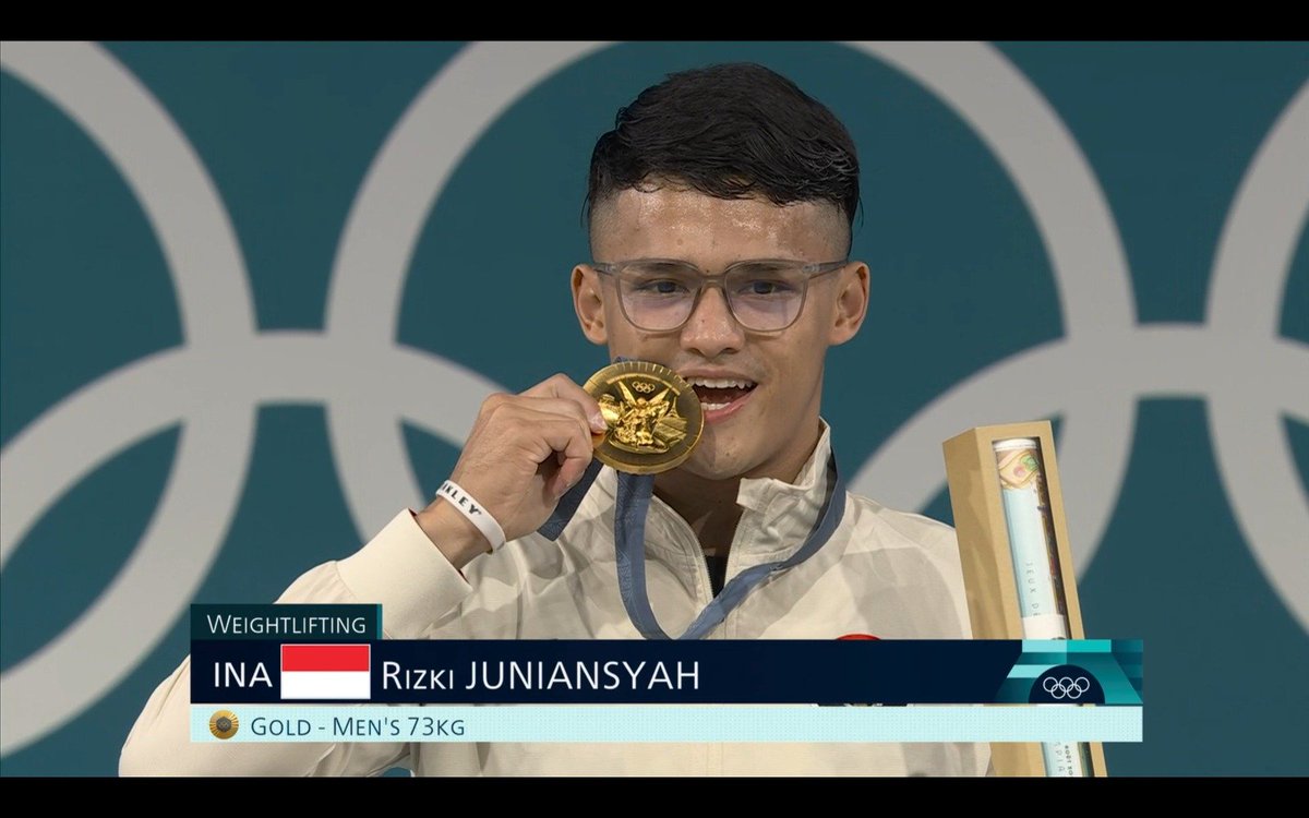 BadmintonTalk's tweet photo. Victory ceremony - #Weightlifting - Men's 73 kg

Ladies and gentlemen, RIZKI JUNIANSYAH from INDONESIA!

#GOLD medalist! https://t.co/xPFT9Y3yyD