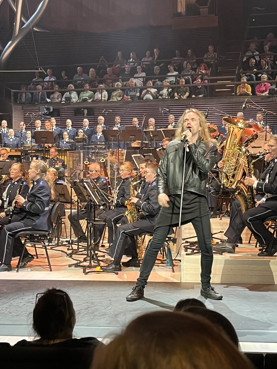 Hieno #PoliisinPäivä superkonsertti Helsingin musiikkitalolla, Suvi Teräsniska&amp;Anssi Kela. Kiitokset myös Helsingin poliisille ja soittokunnalle.