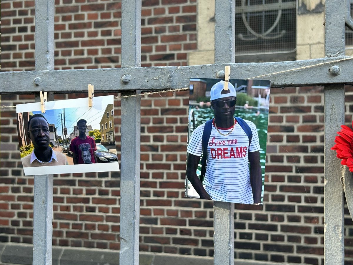 NSUwatch NRW (@nsuwatch_nrw) on Twitter photo „Unsere Herzen sind schwer heute. Und wir wünschen uns, dass wir wie heute jedes Jahr zusammenkommen.“ Sidy & Lassana Dramé eröffneten zusammen mit dem <a href="/solimouhamed/">Solidaritätskreis Mouhamed</a> die Gedenkfeier - in Erinnerung an ihren Bruder Mouhamed. Zwei Jahre ohne ihn. Rest in Power!
#KeinVergessen „Unsere Herzen sind schwer heute. Und wir wünschen uns, dass wir wie heute jedes Jahr zusammenkommen.“ Sidy & Lassana Dramé eröffneten zusammen mit dem <a href="/solimouhamed/">Solidaritätskreis Mouhamed</a> die Gedenkfeier - in Erinnerung an ihren Bruder Mouhamed. Zwei Jahre ohne ihn. Rest in Power!
#KeinVergessen