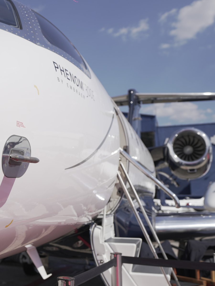 embraer's tweet image. Hoje é o último dia da #LABACE2024 e o #Phenom300E é um grande destaque na feira. Com a melhor velocidade e alcance da sua classe, impressionante tecnologia e excepcional conforto, é difícil não notar o jato da categoria Leve mais vendido por 12 anos consecutivos. #labace