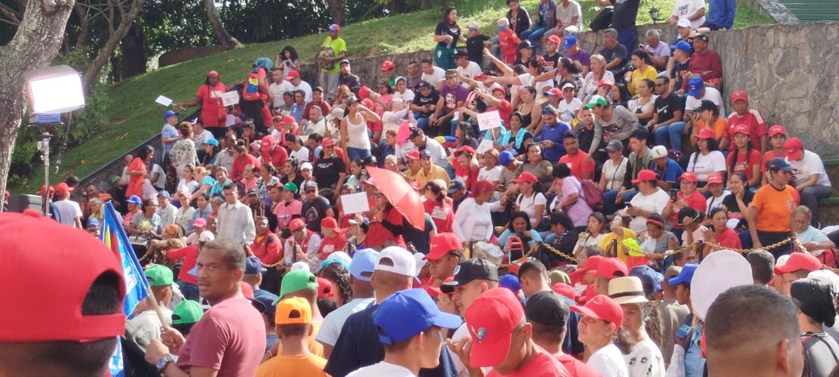 PSUV - Municipio Iribarren/Estado Lara (@psuviribarrenve) on Twitter photo 🔴 Comuneros(as) a la espera del conductor de victorias <a href="/NicolasMaduro/">Nicolás Maduro</a> en los jardines del palacio de gobierno 🇻🇪 ¡Comuna o Nada! 🔴 Comuneros(as) a la espera del conductor de victorias <a href="/NicolasMaduro/">Nicolás Maduro</a> en los jardines del palacio de gobierno 🇻🇪 ¡Comuna o Nada!
