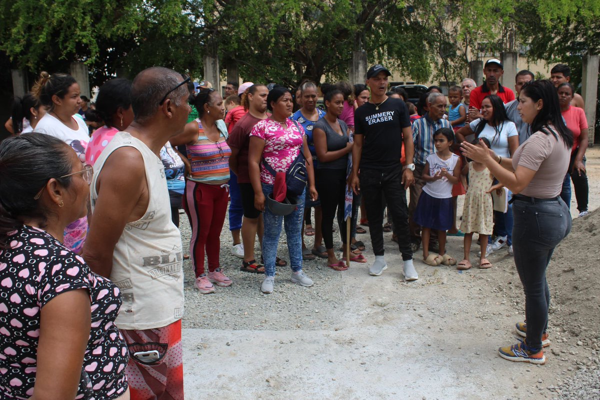 #PuebloSonrienteYEnPaz estamos en el Urbanismo Caridad del Cobre junto a sus vecinos y vecinas, supervisando la construcción de la cancha de usos múltiples, una obra que va a generar un gran impacto en la masificación deportiva en la juventud. ¡Trabajamos para tod@s!