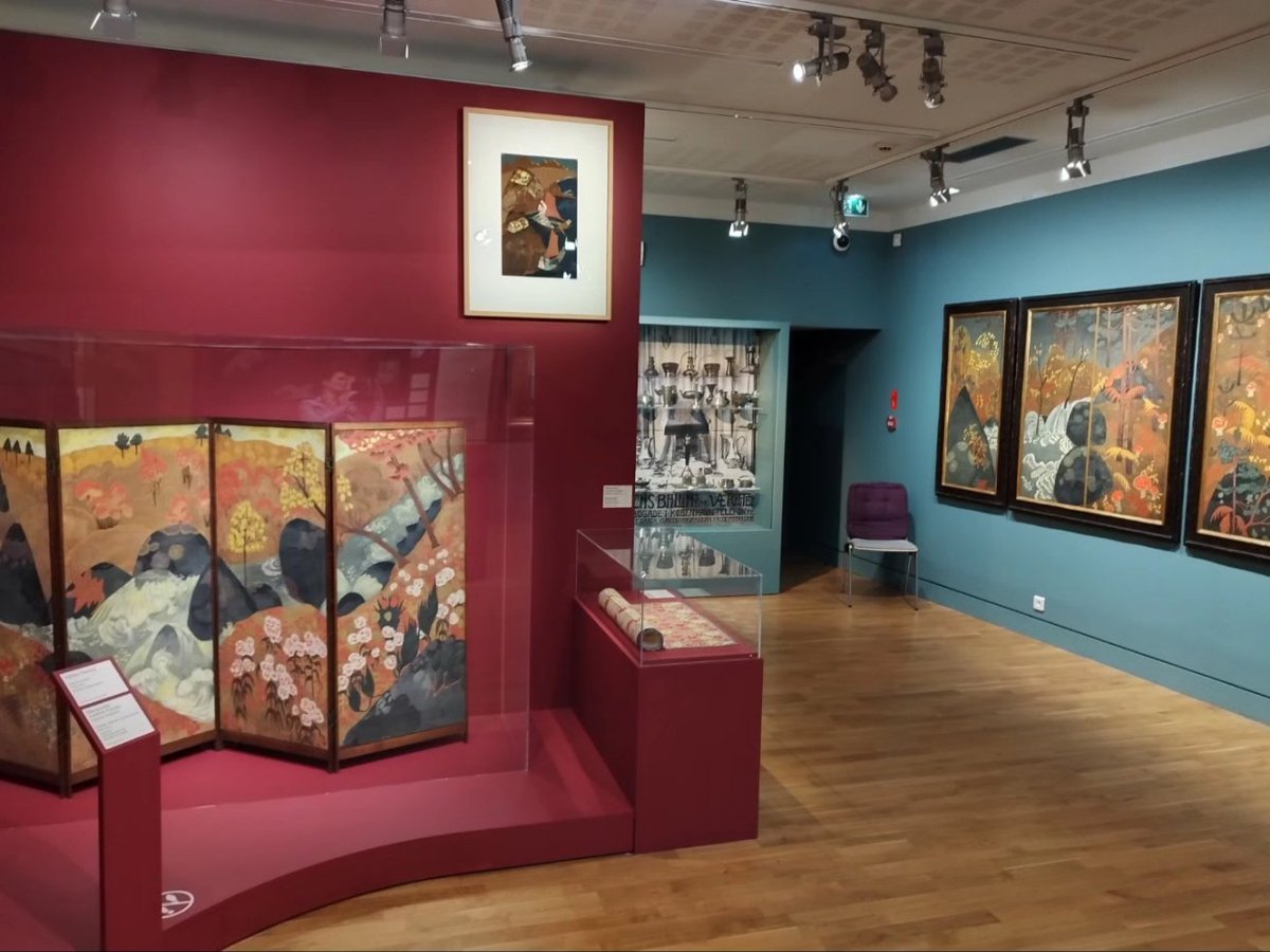 museepontaven's tweet photo. Une raison pour visiter l'exposition "Femmes chez les Nabis, de fil en aiguille"? Découvrir le paravent réalisé par Marguerite Sérusier, prêt du @MuseeOrsay en écho au paravent de son mari Paul, Le Torrent,  transformé en triptyque (ancienne collection Alain Delon). 
#musee #expo https://t.co/5FDyYyRBap