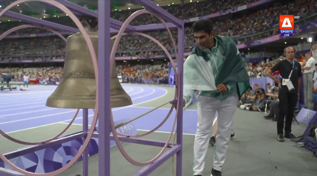 _FaridKhan's tweet photo. Arshad Nadeem ringing the iconic bell after winning the Gold medal for Pakistan. This is history, goosebumps 🇵🇰😭😭😭❤️❤️❤️

#Paris2024 #OlympicGames https://t.co/8lHEVrevVg